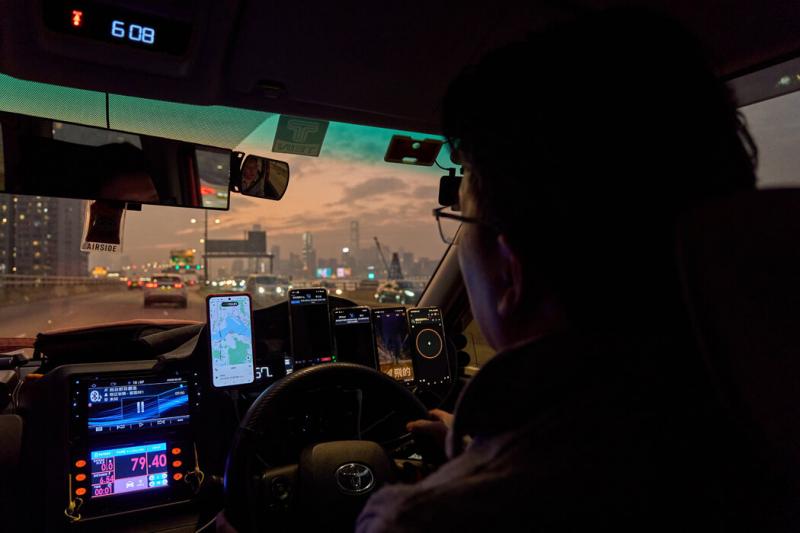 乔·冯驾驶的的士的仪表盘上安装着五部手机。他认为激怒乘客对生意没有好处。“他们需要打车,我需要挣他们的钱。”