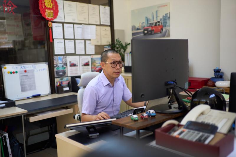 天诚车行的经理克里斯·陈在他的香港办公室里,摄于去年8月。他说,利润率已经下降,Uber是竞争日益激烈的原因之一。