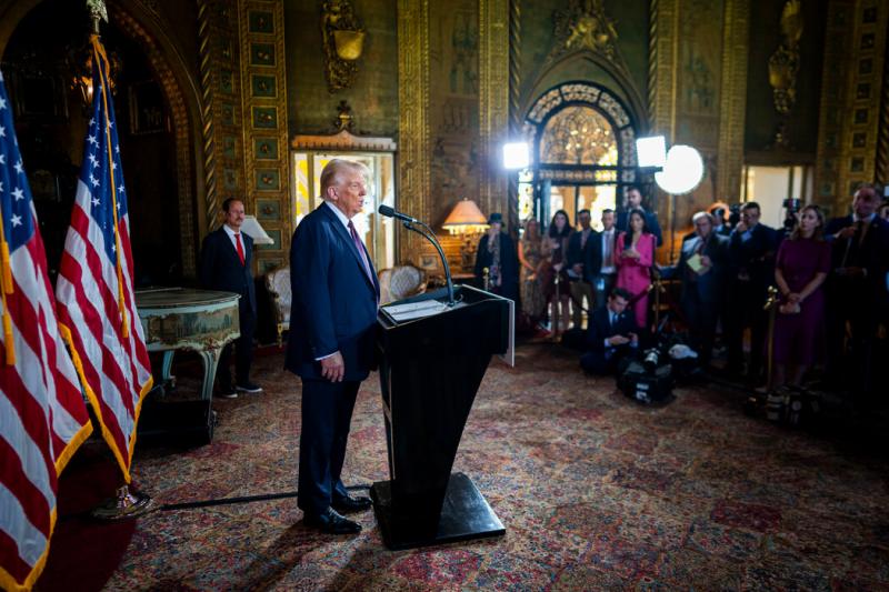 周二,候任总统唐纳德·特朗普在佛罗里达州棕榈滩的马阿拉歌庄园举行新闻发布会。