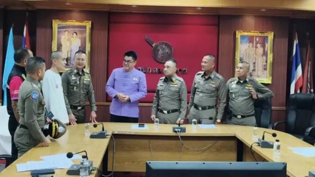 王星(白衬衫)被解救后前往泰国