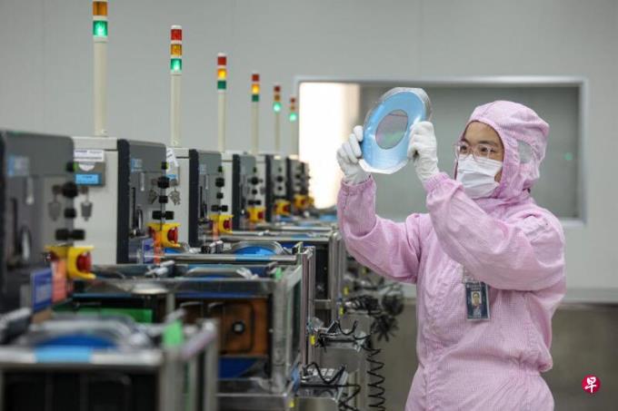 中国半导体企业招人更谨慎 去年年薪同比跌4%