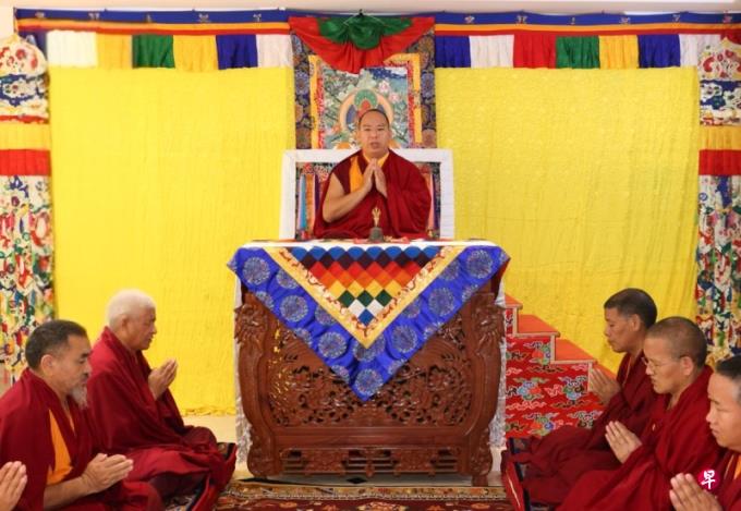 班禅为日喀则地震灾区诵经祈福 多县举行哀悼活动