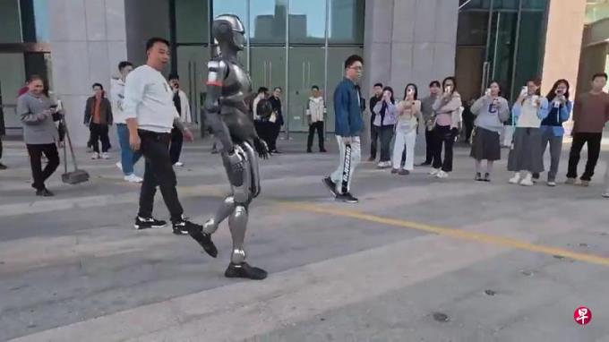 中企机器人走路非常像人类 引英伟达科学家质疑是AI生成