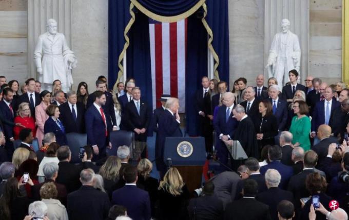 【图集】特朗普誓言上任首日打击“入侵”移民 废除拜登每一项愚蠢行政命令