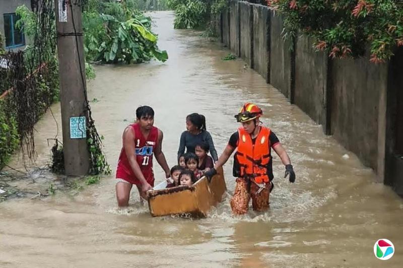 菲台风救灾直升机坠毁