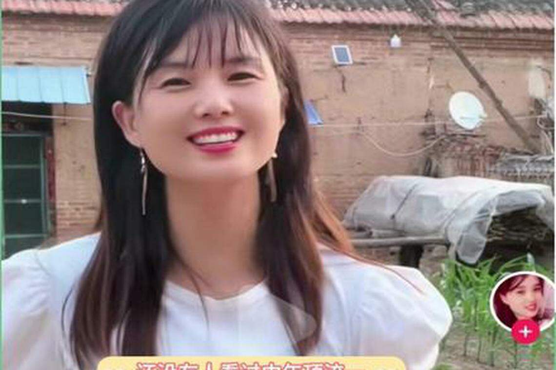 一笑倾城经常会在镜头前展现灿烂的笑容。(互联网)