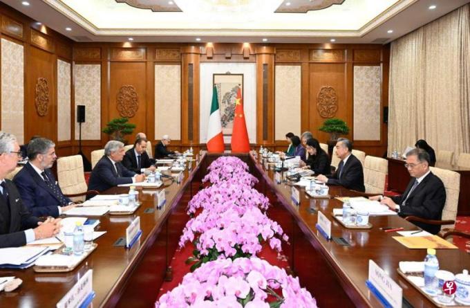 王毅与意副总理兼外长会谈:争取双边关系走在中欧关系前列