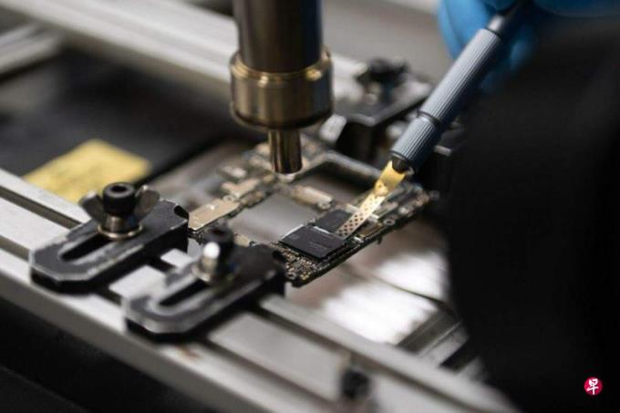 担心美国打压? 中国官媒低调报道华为新机