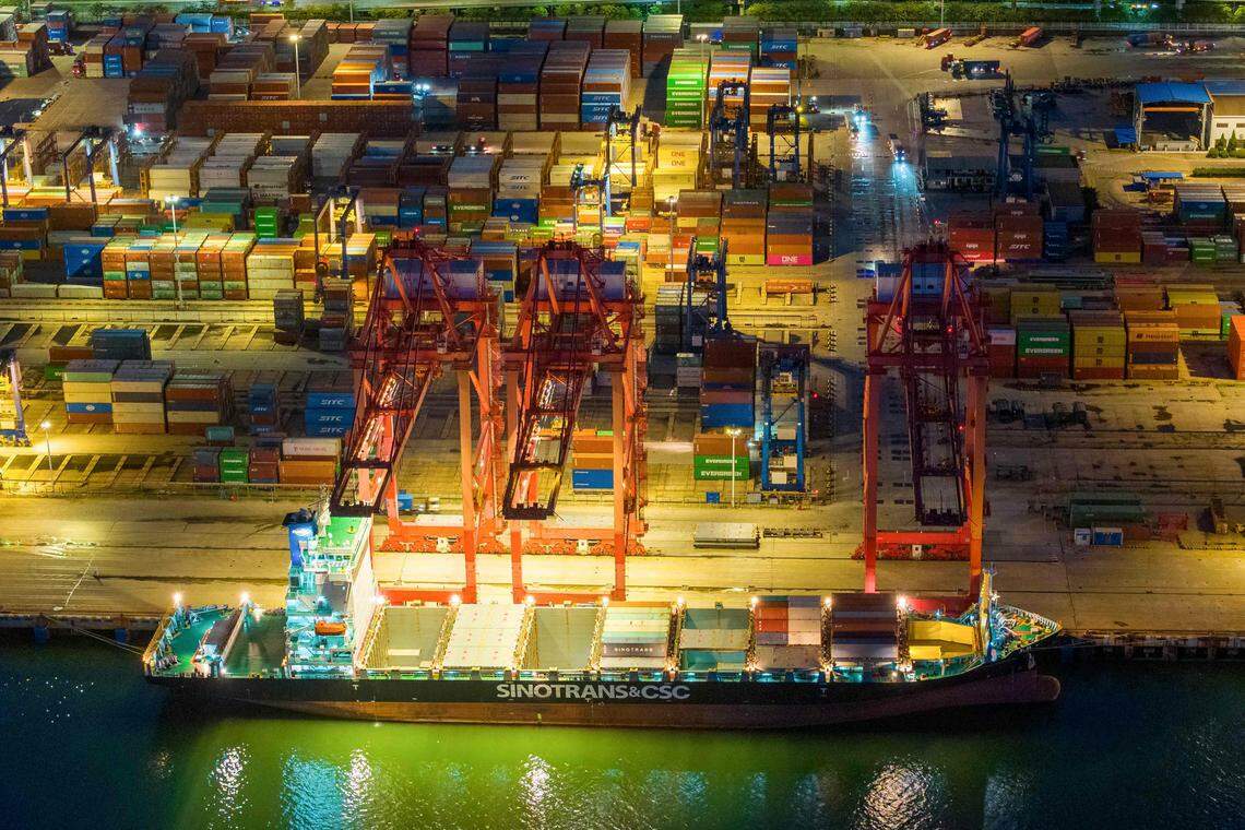 全球需求疲软冲击中国出口。图为7月26日一艘货船停靠在江苏连云港的港口。(法新社)