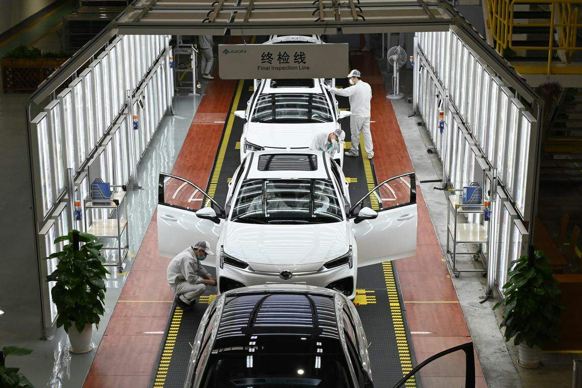新能源汽车是今年中国经济的一个亮点。图为广汽埃安新能源汽车股份有限公司的总装车间终检线作业现场。(香港中通社)