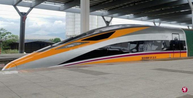 李强试乘印尼雅万高铁 延宕四年下月通车