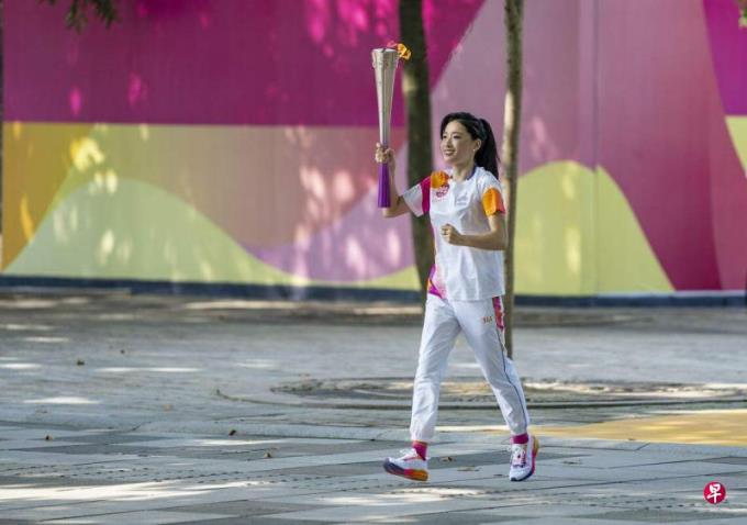 中国蛙后罗雪娟担任杭州亚运会第一棒火炬手