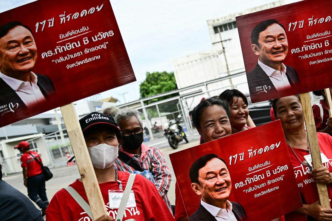 在泰国,达信家族的影响力一直都在。达信8月22日返回泰国时,大批支持者在曼谷廊曼机场外迎接他回国。(法新社)