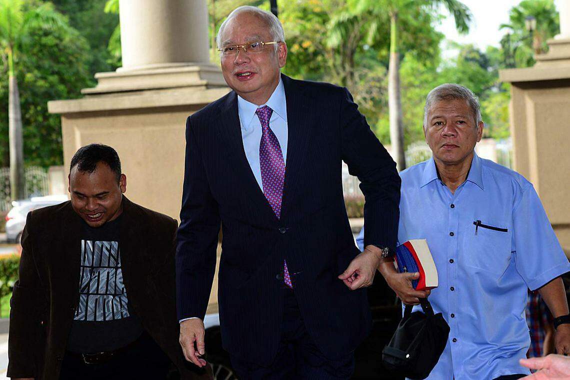 因一马公司丑闻而下台的纳吉(中),是马国历来第一位被判坐牢的前首相。(中国报档案照)