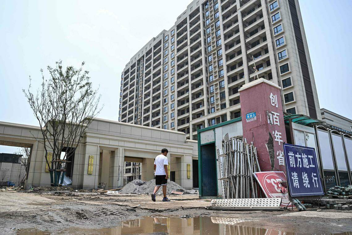 浙江宁波一个在建楼盘的买主2023年6月2日走过建筑工地。中国在去年夏天掀起一股“停贷潮”。一些购房者因开发商周转困难导致楼盘“烂尾”,而决定停止支付房贷。(法新社)