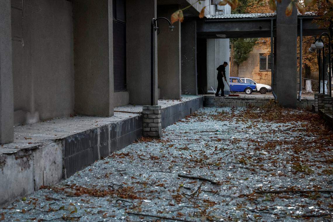 基辅这栋大楼的玻璃窗在星期天的无人机袭击中被震碎,图为工人在清理满地的玻璃碎片。(路透社)