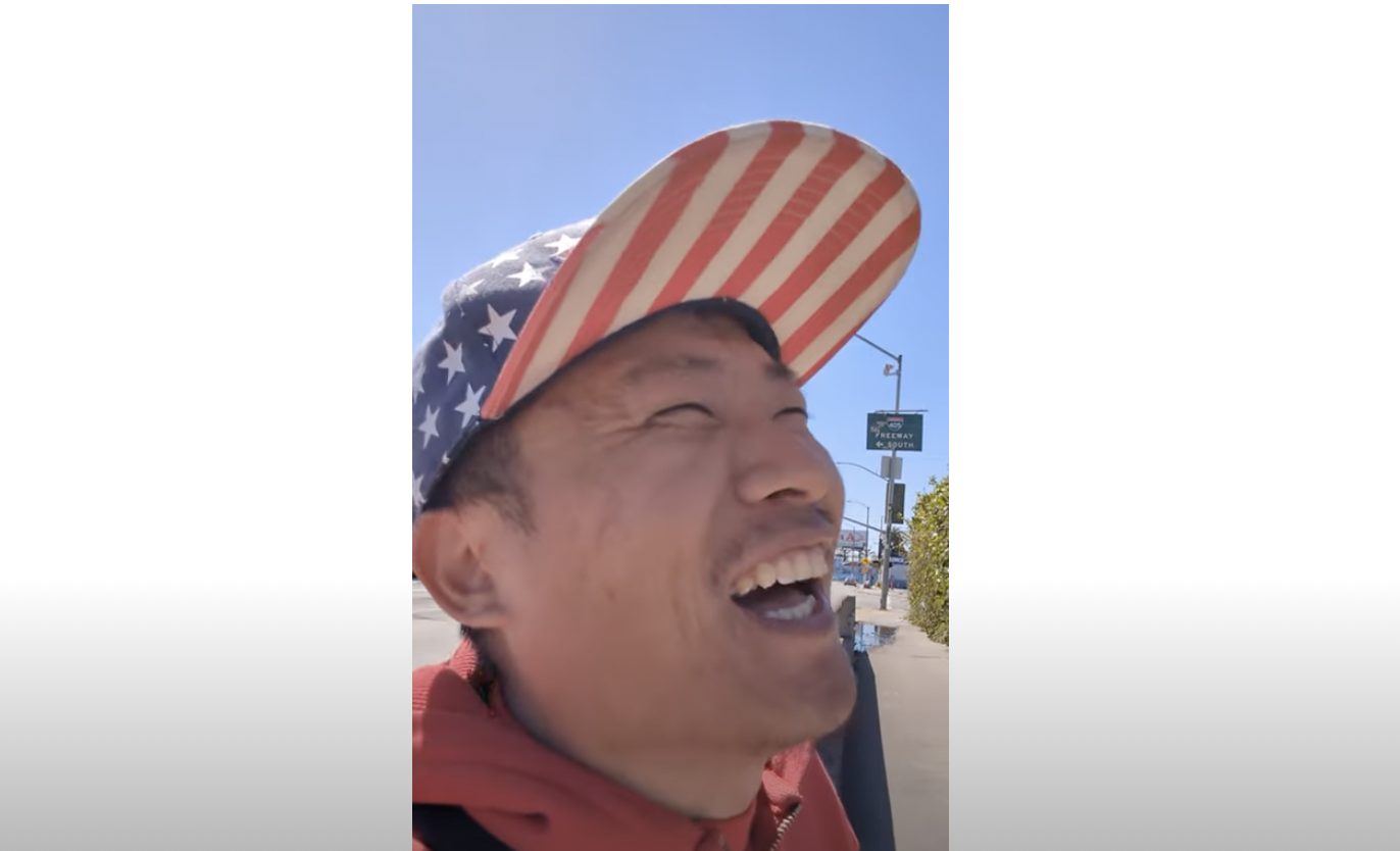 王伟恒用10美元买到六个甜甜圈后,录视频表达喜悦之情。(王伟恒YouTube视频截图)