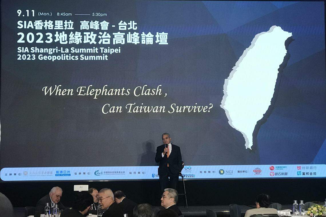 新加坡学者马凯硕星期一(9月11日)在台北香格里拉远东饭店举行的“2023国际地缘政治高峰论坛”上,以新加坡国立大学杨潞龄医学院国际理事会会长的身份发表演讲。(沈泽玮摄)