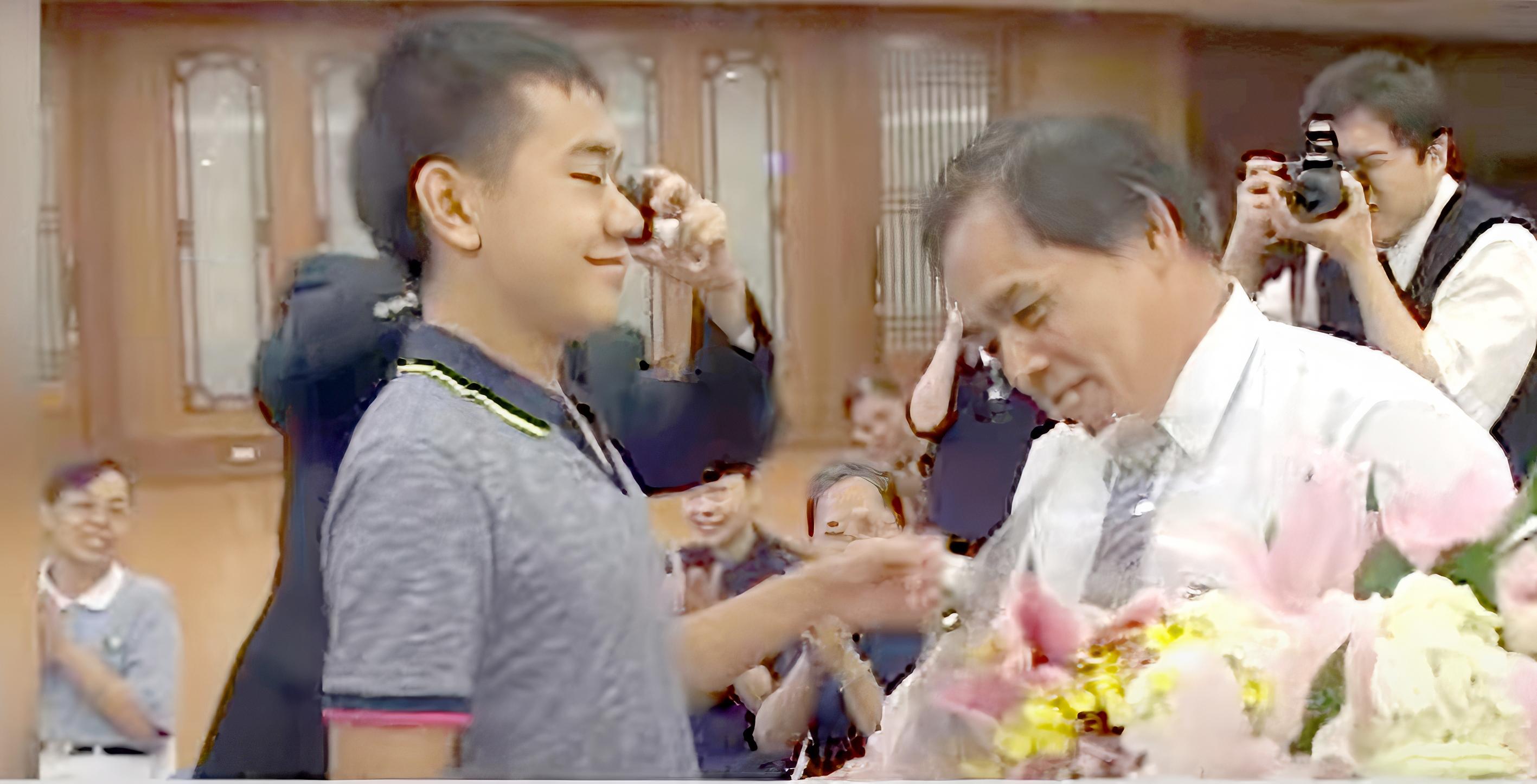 2011年6月,17岁的杨时弘(左)与父母到花莲慈济,向骨髓捐献者黄启川表达感恩之情。杨时弘今年29岁了,从英国伦敦大学学院医科毕业后,在英国当了两年初级医生。他在3岁时罹患血癌,2004年通过慈济基金会,在台湾找到匹配的骨髓捐献者黄启川,接受骨髓移植手术后康复。他现在的O血型是源自黄启川,而父母血型分别是AB和B型。(大爱电视视频截图)