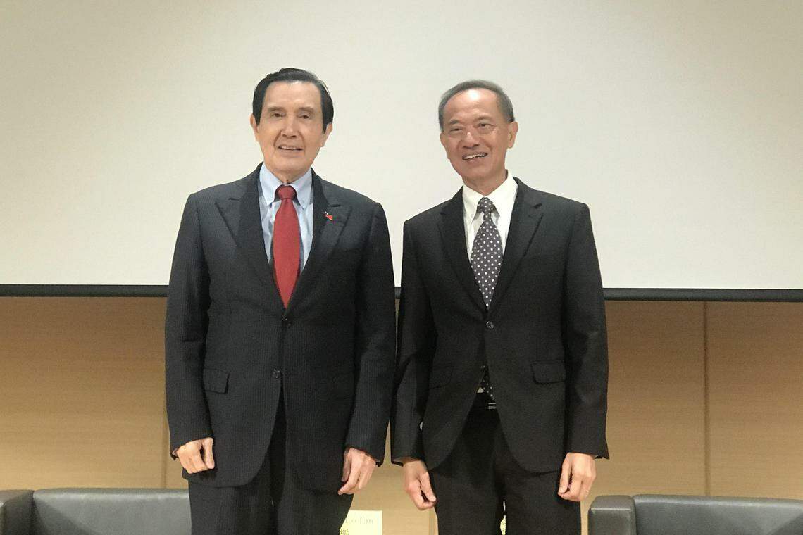 马英九(左)和杨荣文在亚太千里论坛结束后,于台上合照。(沈泽玮摄)