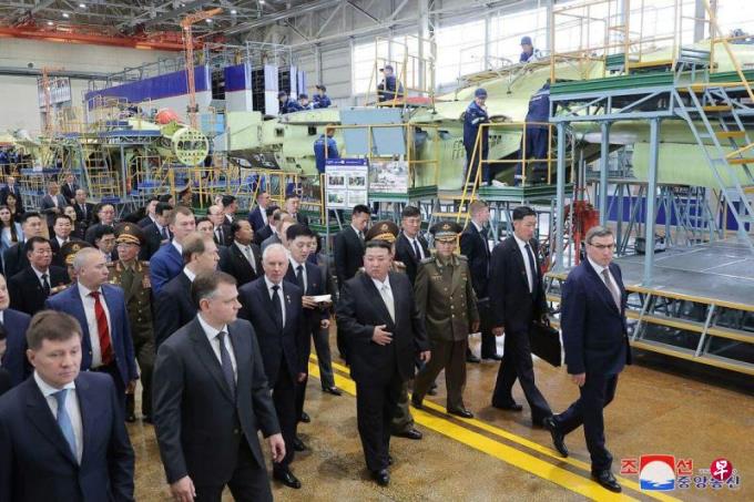 俄防长陪金正恩参观高超音速匕首导弹和战略轰炸机