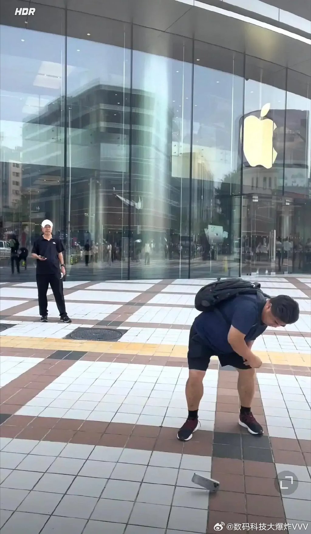 中国男演员刘金(右)星期天上传视频,抨击苹果的售后服务。视频中,他还到北京王府井苹果专卖店门口摔坏自己使用的iPhone 13 Pro Max。(互联网)