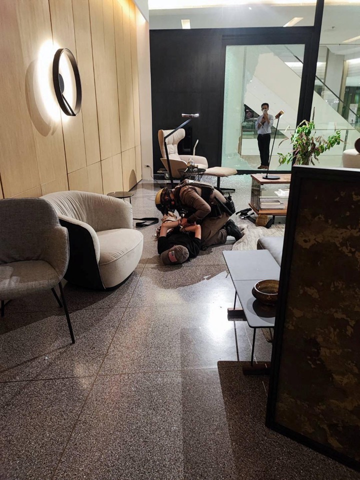 警员在购物中心内逮捕枪击案嫌犯。(路透社)