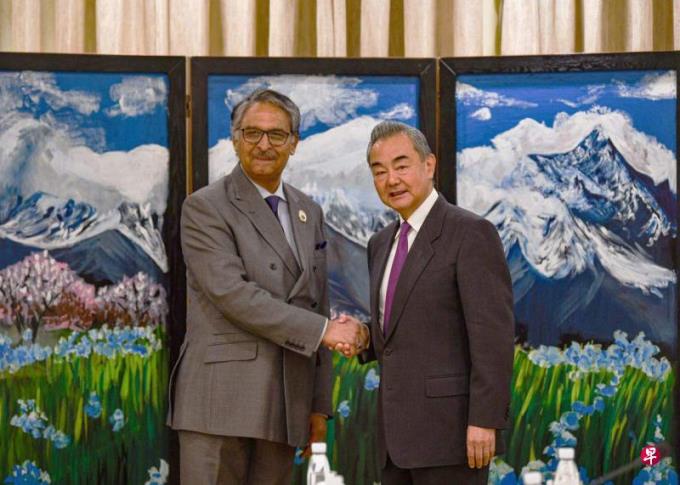 中印紧张持续 王毅:喜马拉雅国家应对话协商解决分歧