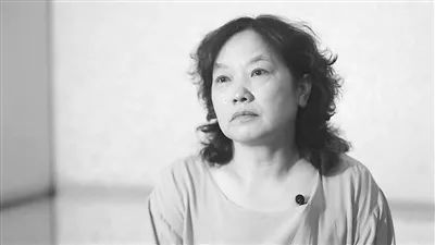 临退休,她未能抵挡住富贵奢华生活的诱惑,一再迷失