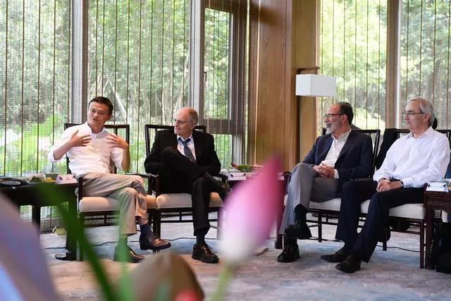 马云和罗汉堂的学者们交流。(互联网)