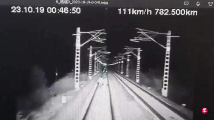 中国两人在火车轨道上行走被撞身亡