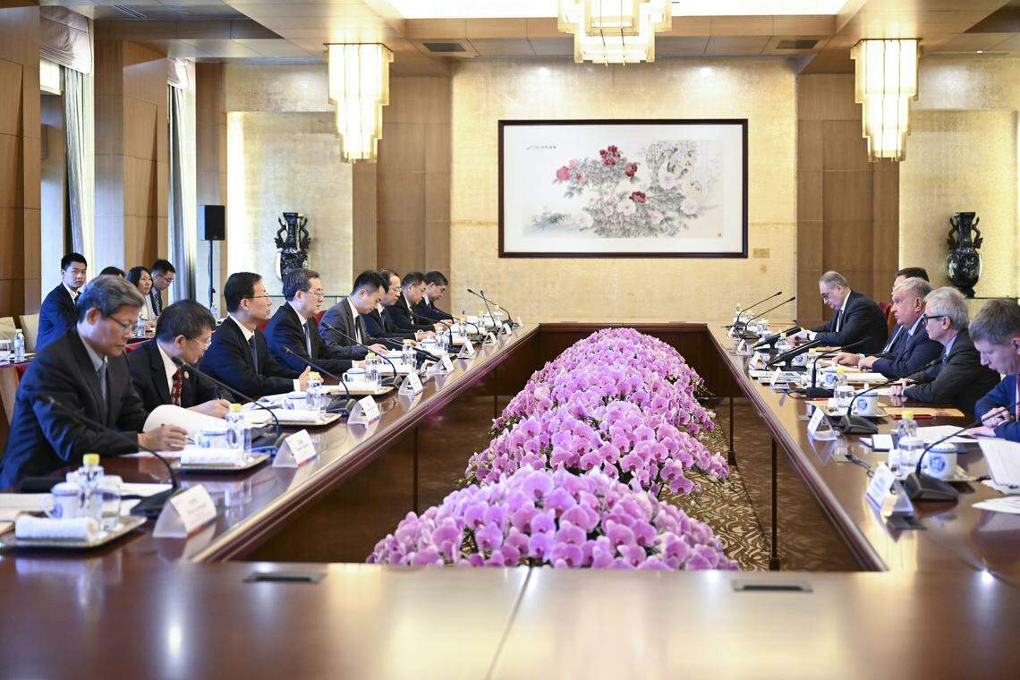 “一带一路”高峰论坛10月18日落幕,中俄能源商务论坛隔天随即在北京开幕。中共中央政治局常委、国务院副总理丁薛祥也会见出席的俄方高级别代表团。(新华社)