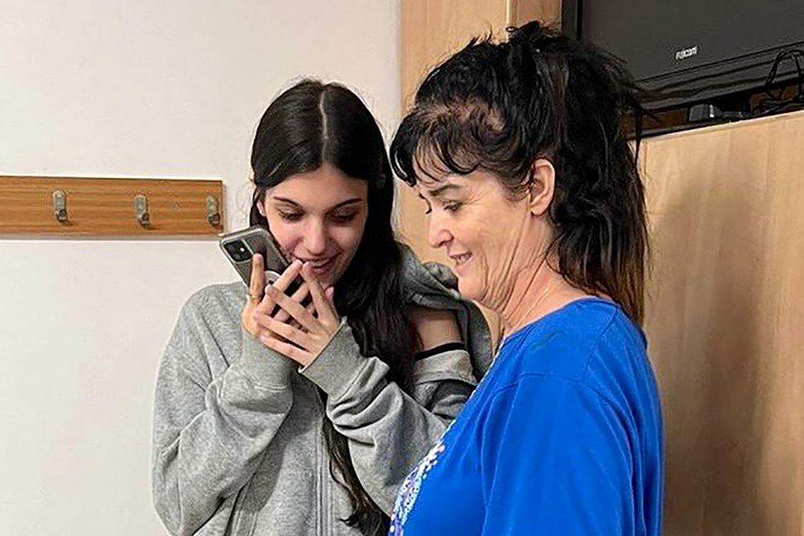 10月20日,哈马斯释放了一对美国母女娜塔莉·拉南(左,17岁)和朱迪斯·拉南(右,59岁)。两人于本月7日袭击爆发时,在以色列南部被俘虏。(法新社)