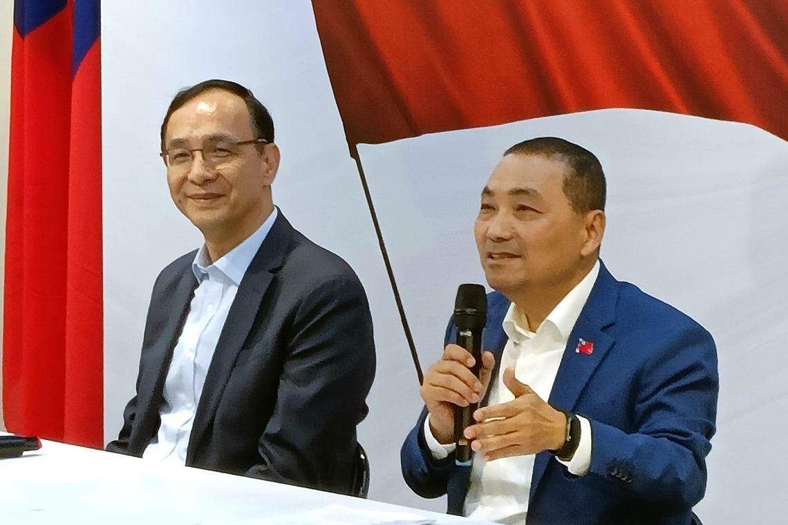 国民党总统参选人侯友宜(右)与国民党主席朱立伦星期二开记者会表示,蓝白合的政治联姻要欢喜甘愿,为两岸也为下一代。(温伟中摄)