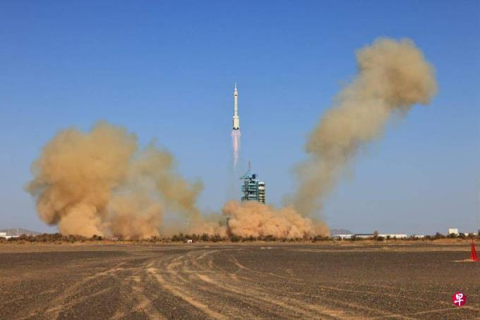 中国神舟十七号载人飞船发射升空