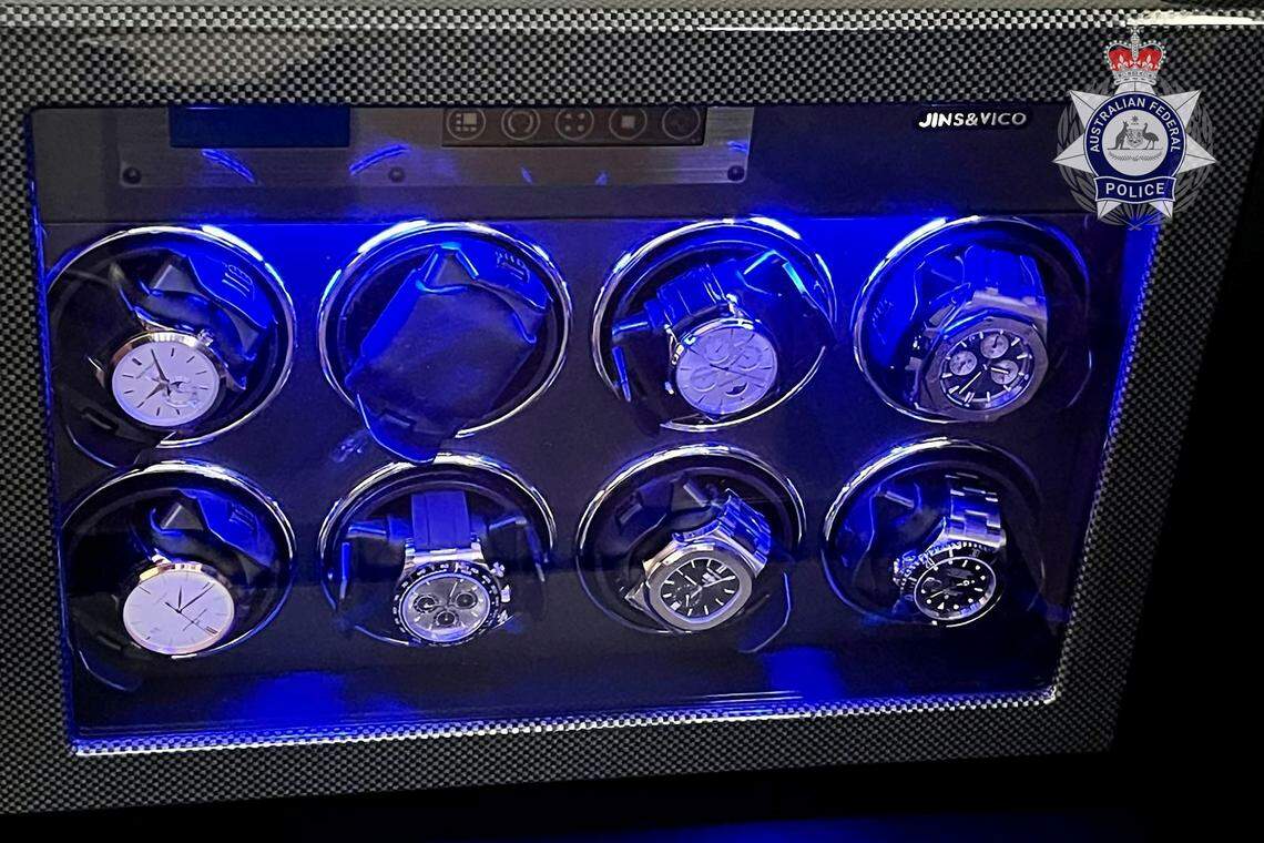 警方在“长江”洗钱团伙位于墨尔本的一个窝点内,查获一箱价格不菲的名牌腕表。(路透社)