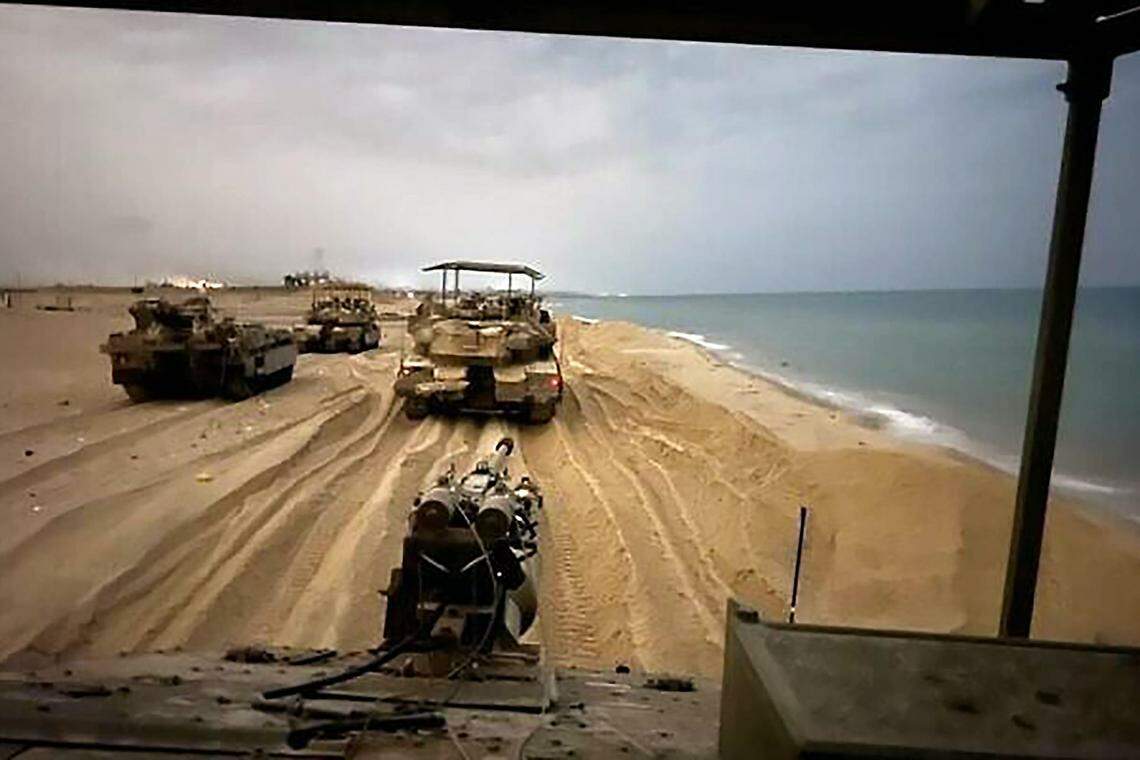 以军地面部队星期天(10月29日)在加沙北部海滩追击哈马斯目标。以军称在那里击毙了哈马斯枪手。(以色列国防军)