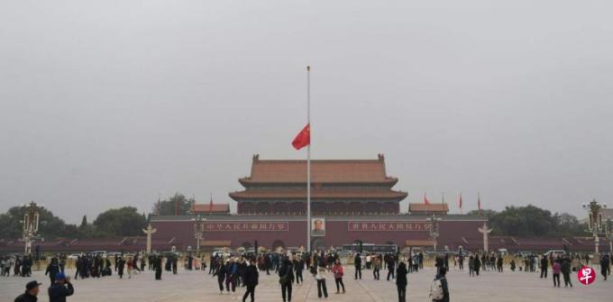 北京天安门下半旗悼念李克强