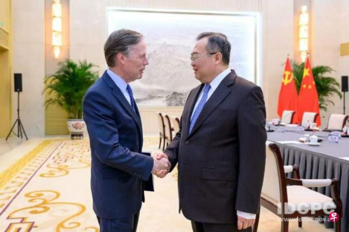 中联部部长刘建超会见美驻华大使伯恩斯