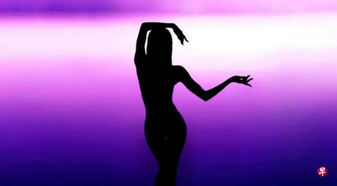 下午察:Lisa疯马秀演出殃及中国女明星?