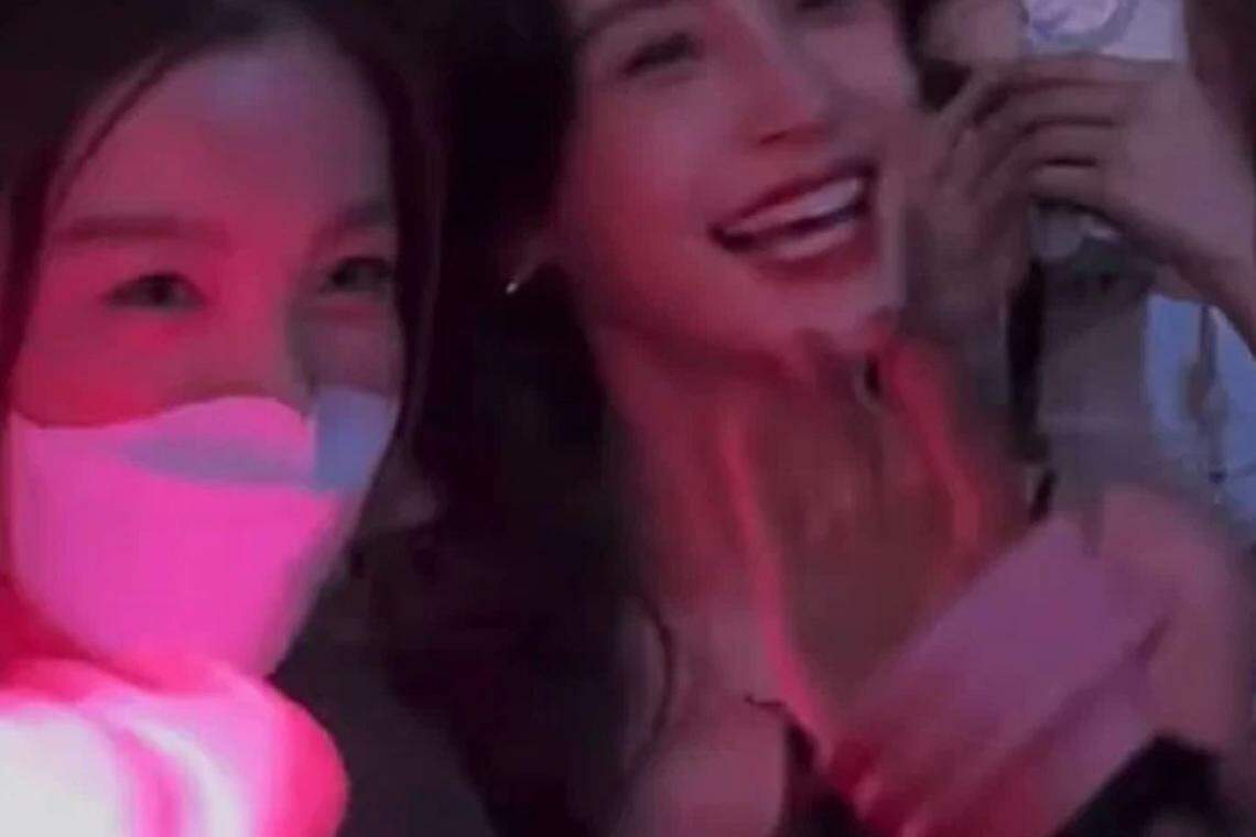 杨颖(右)今年5月在澳门观看Blackpink演唱会时,被中国网民拍到,引来“舔韩”批评。(互联网)