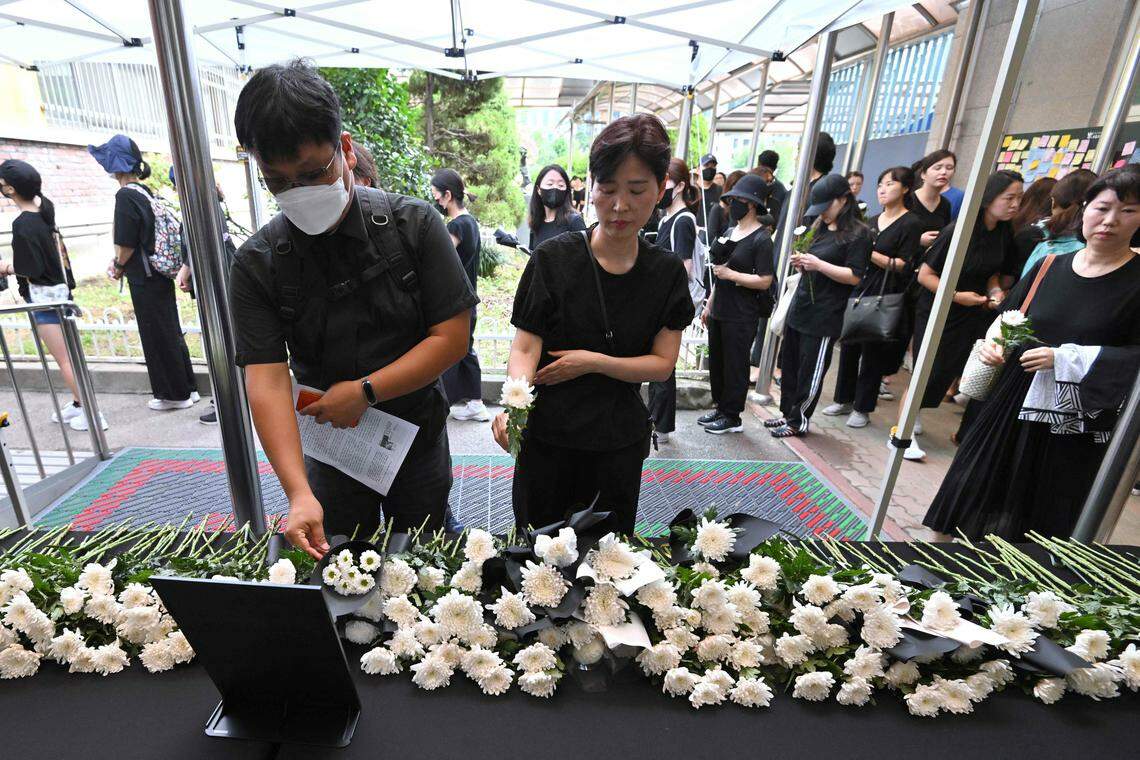 首尔瑞二小学的年轻教师自杀引起社会关注,许多民众出席追悼会献花哀悼。(法新社)