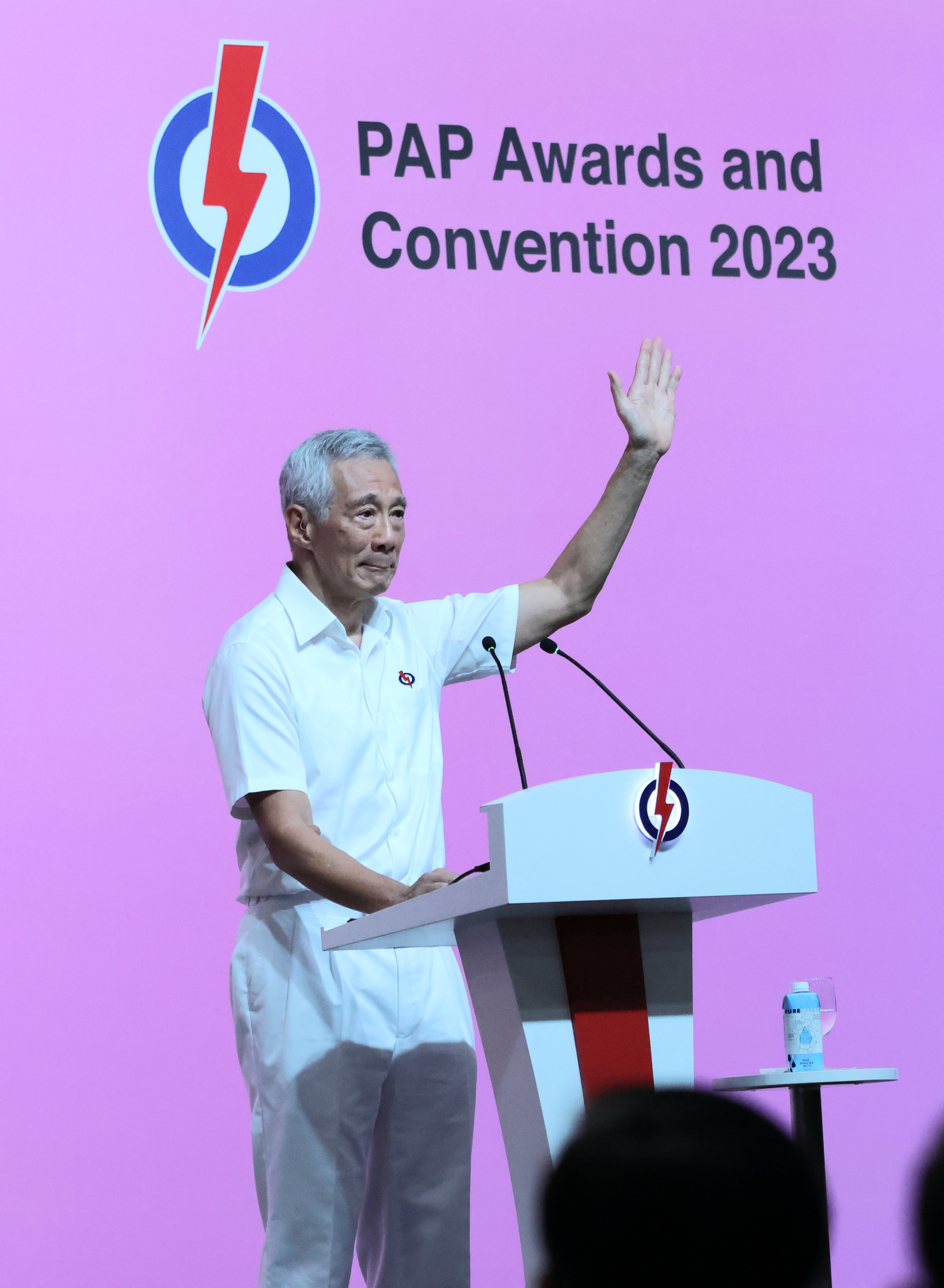 李显龙在致辞最后提到自己有幸在成年后一生为国服务时哽咽,一度说不出话来。(梁麒麟摄)