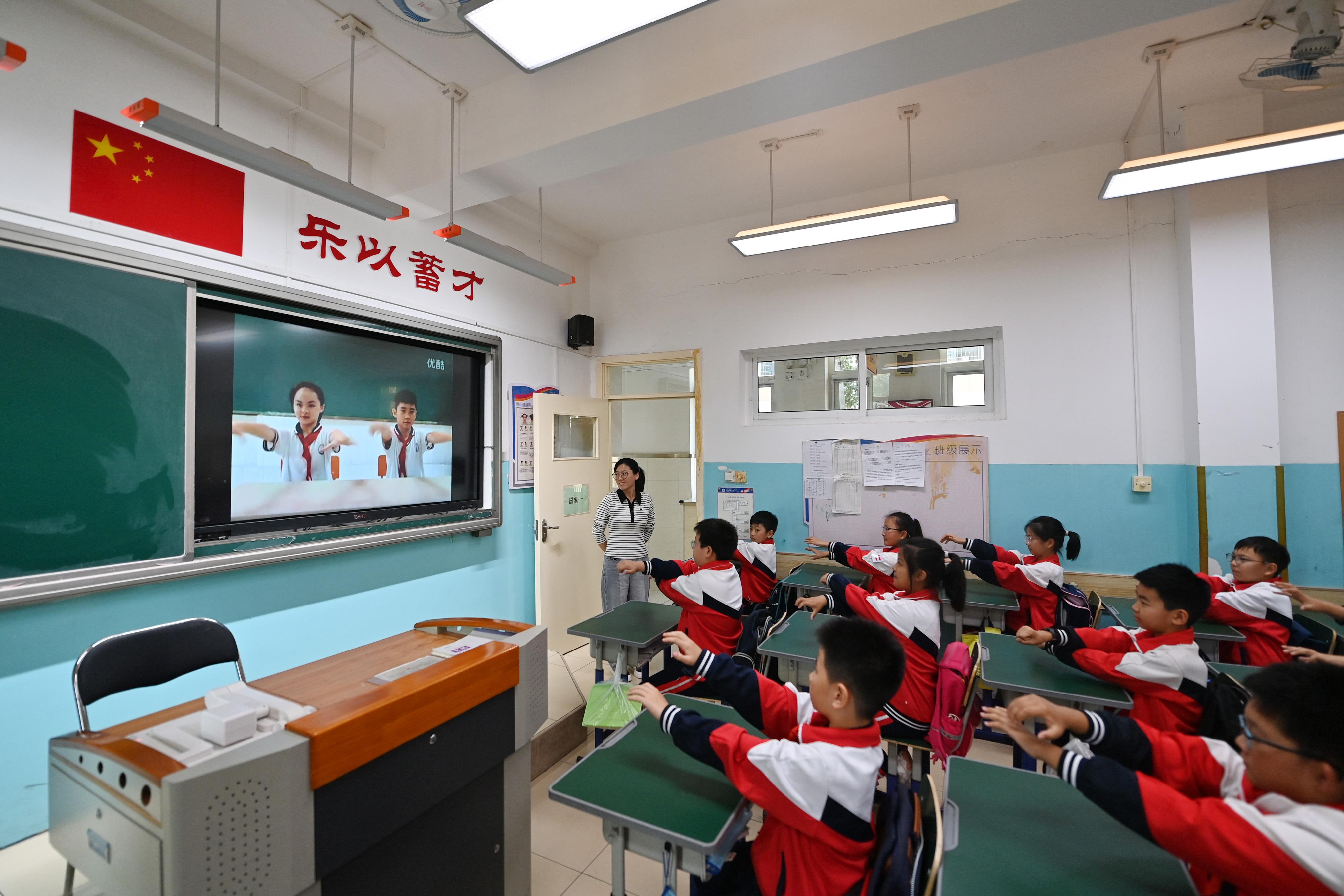 天津出现雾霾天气,多个校园开展室内活动。图为11月1日,在天津市西青区梅江富力小学,学生在大课间做手指操。(新华社)