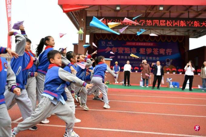 下午察:小学生戴头盔上学惹议 学校对安全太敏感?