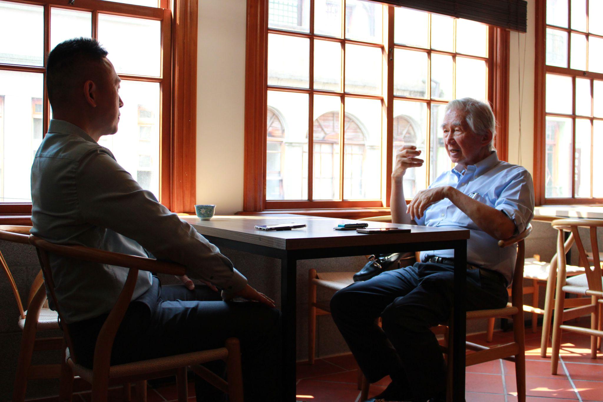 刘太格(右)说,李光耀曾亲口对他说,新加坡作为民主国家,必须在征收土地前,明晰交代规划方案,过后一一落实,并建立让屋主争取合理赔偿的机制,才能建立官民互信。(商协Socium提供)