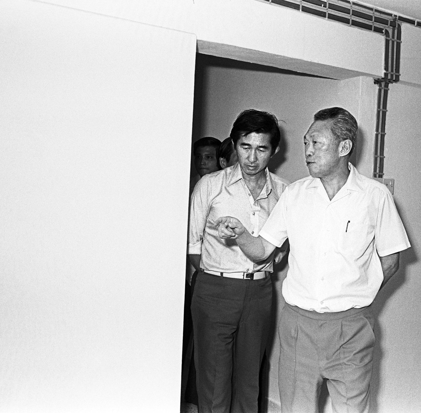 1980年4月2日,时任建屋发展局局长的刘太格(左)与建国总理李光耀走访丹戎巴葛区的艾弗顿路新组屋。(国家档案馆)