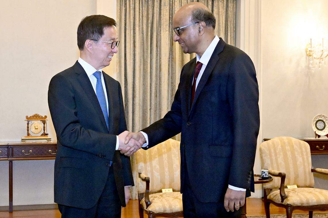 尚达曼总统(右)星期三(11月8日)在总统府会见在我国进行正式访问的中国国家副主席韩正,尚达曼表示乐见新加坡与中国基于多方面合作的密切和长久关系。(海峡时报)