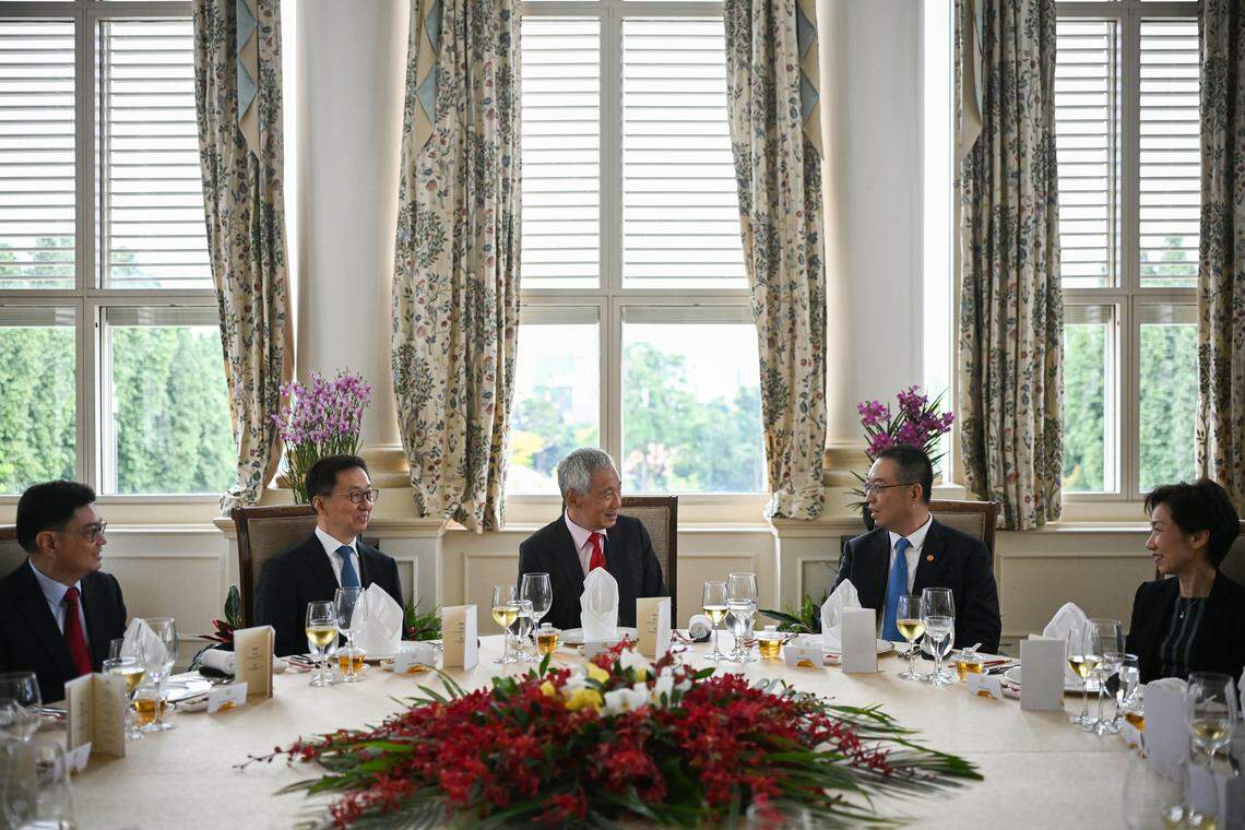 新总理李显龙(中)星期三(11月8日)在总统府设午宴款待到访的中国国家副主席韩正(左二)。参加午宴的包括副总理兼经济政策统筹部长王瑞杰(左一)、永续发展与环境部长傅海燕(右一)、中国国家发改委副主任李春临(右二)等新中官员。 (海峡时报)