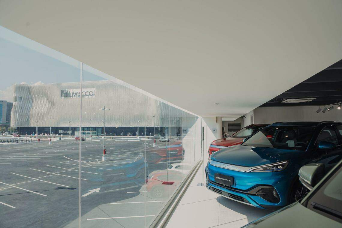 中国比亚迪公司在墨西哥最大的零售连锁运营商利物浦设立了展厅。10月31日的照片显示墨西哥市的利物浦百货商场内的比亚迪车子。(彭博社)